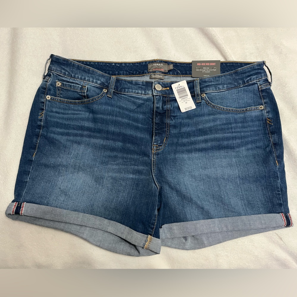 NWT Torrid mid rise mid short size 22